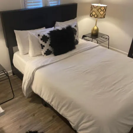 Special! 2 Queen Bedroom Condo Minutes To Broadway!